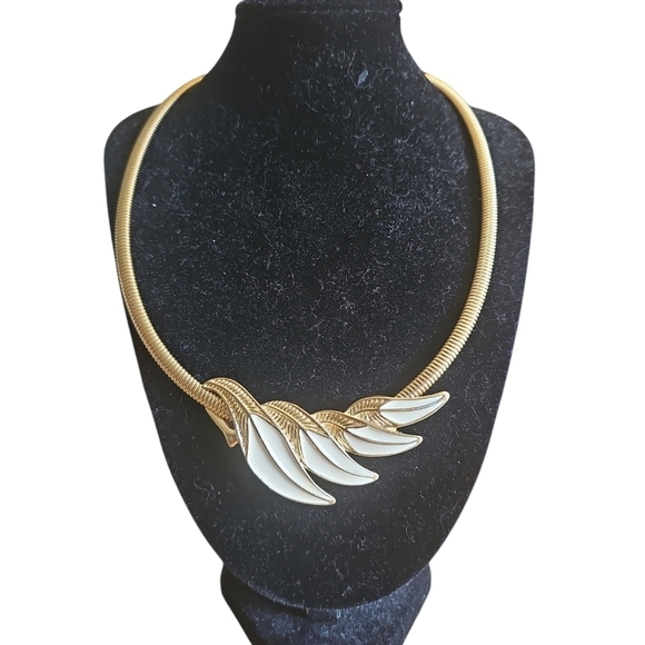 Vintage 80's TRIFARI Cream Enamel Wave Pendant Omega Gold Tone CHOKER Necklace - Picture 4 of 4
